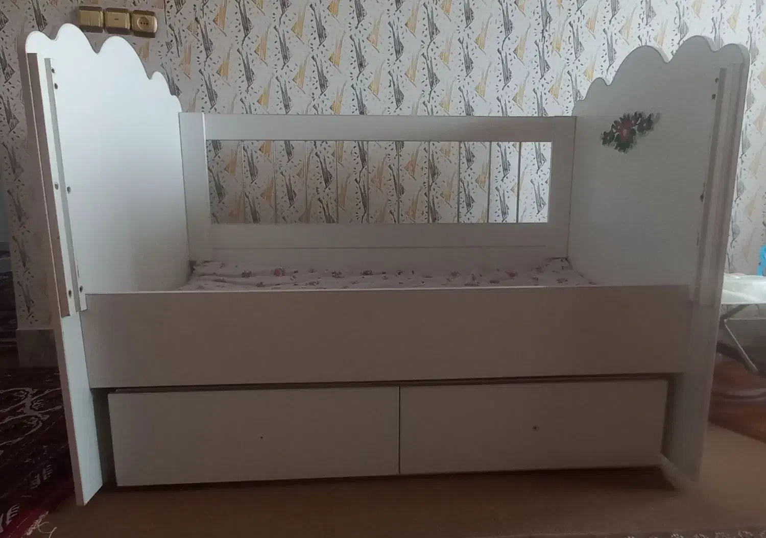 مبل ۵ نفره و تخت کودک|مبلمان خانگی و میز عسلی|بندر ترکمن, |دیوار