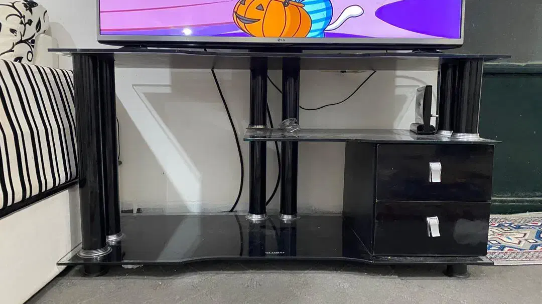 فوری فروش واقعی میز تلویزیون گلس مشکی تمیز|میز تلویزیون|بوشهر, |دیوار