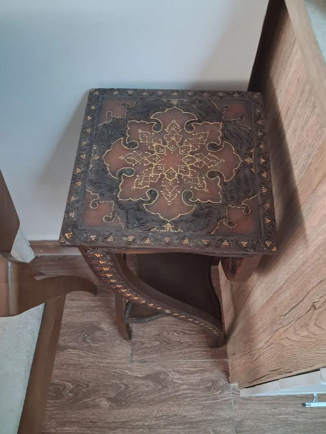 میز تلفن|میز تلفن|اصفهان, ملاصدرا|دیوار