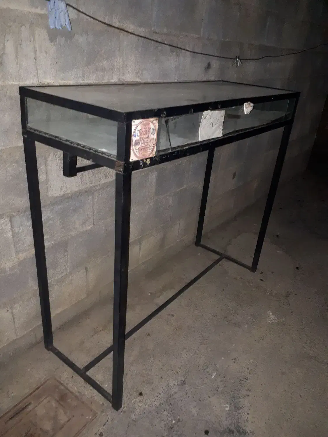 ویترین رگال دار مغازه|بوفه، ویترین، کنسول|صحنه, |دیوار