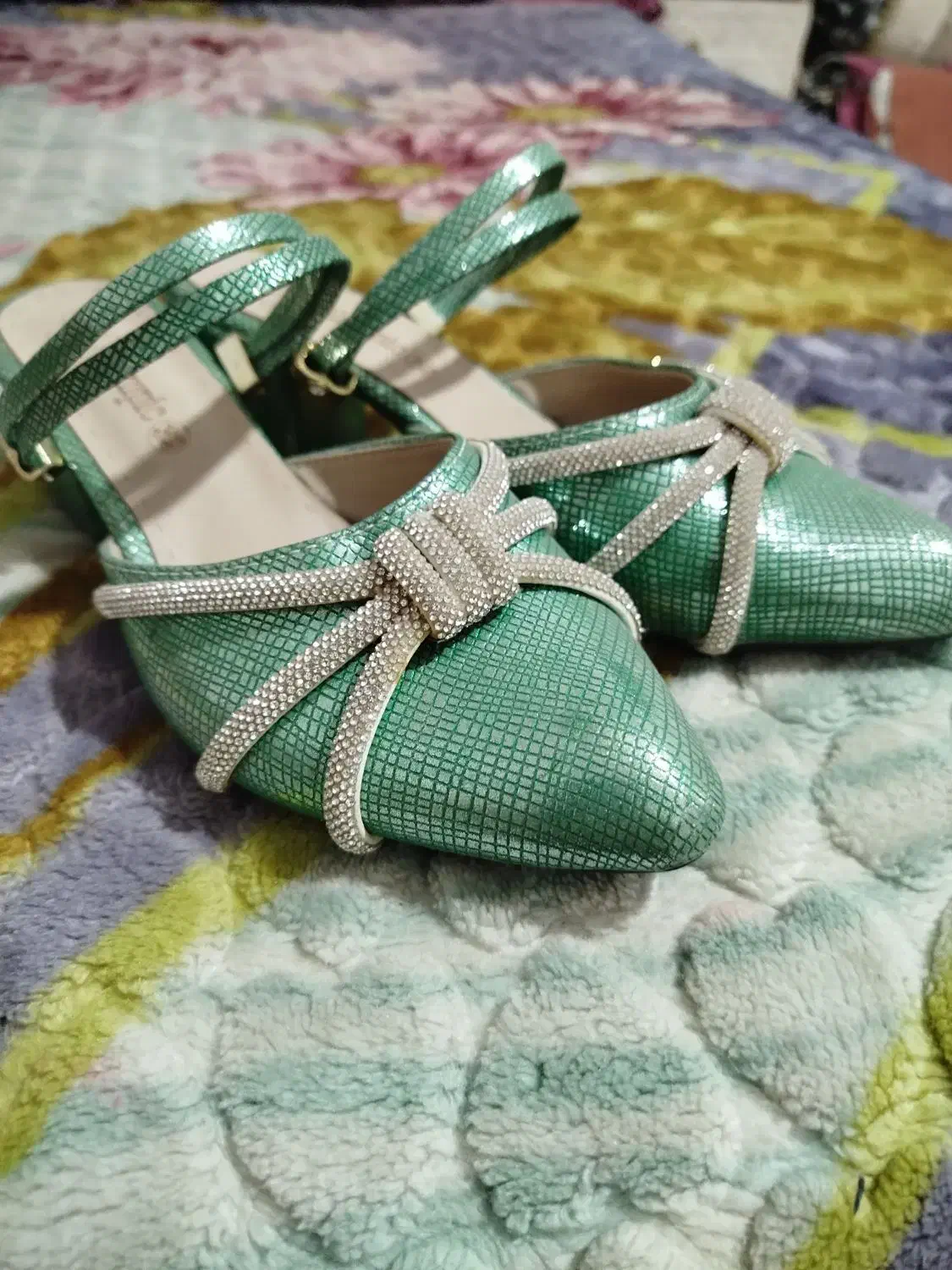 کفش نو|کیف، کفش، کمربند|ایرانشهر, |دیوار