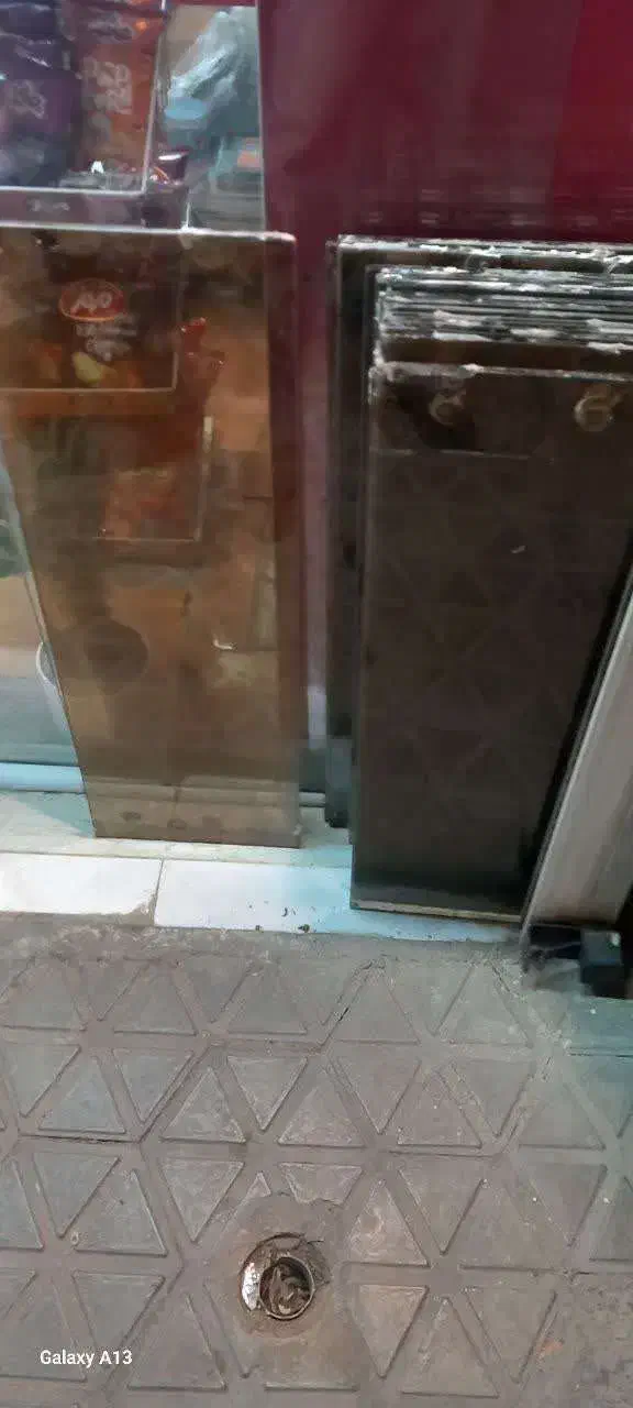 شیشه سکوریت90×30 6میلی|فروشگاه و مغازه|فولادشهر, B4|دیوار