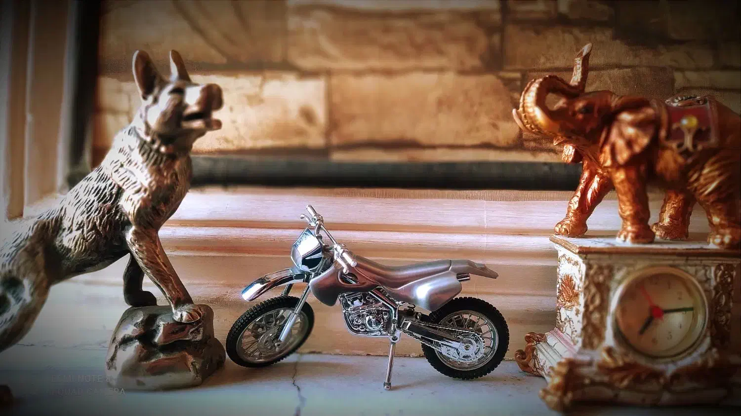 مجسمه گرگ و سنجاقک برنجی|مجسمه، تندیس، ماکت|مشهد, شهرک رازی (شهرک غرب)|دیوار