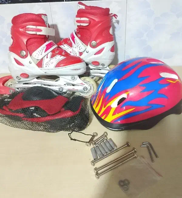 کفش اسکیت|دوچرخه، اسکیت، اسکوتر|فیروزآباد (فارس), |دیوار