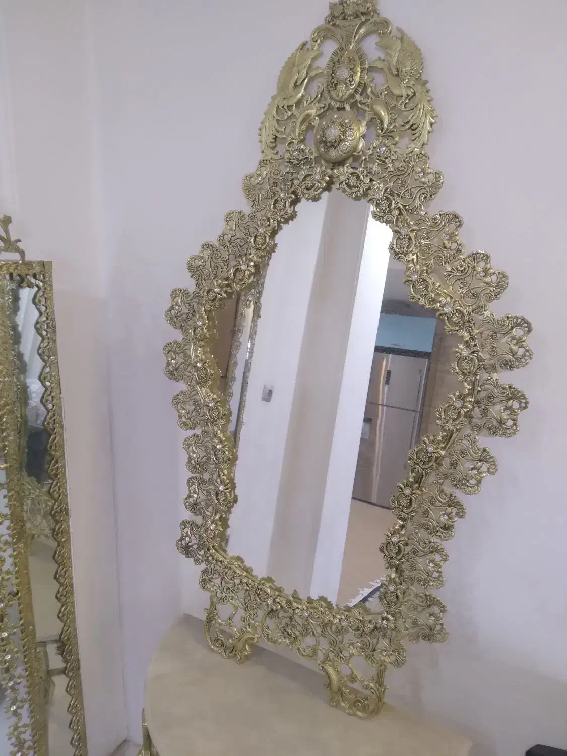 آیینه و ساعت برنزی|آینه|قم, باغ پنبه|دیوار