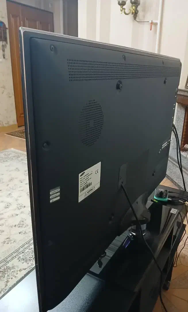 تلویزیون ۴۰ اینچ ال ای دی همراه زیر تلویزیونی|تلویزیون و پروژکتور|رشت, رشتیان|دیوار