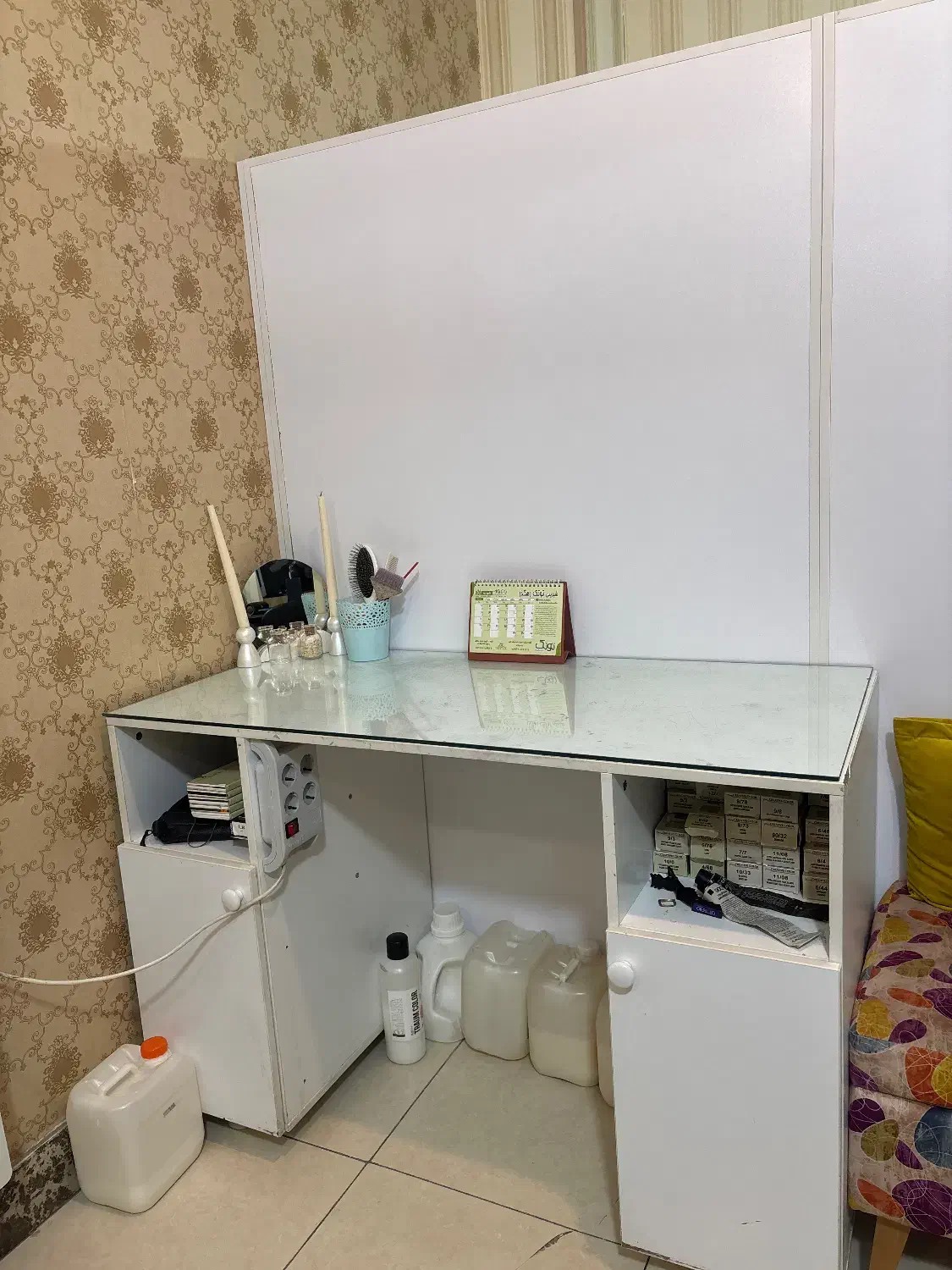 میز ناخن و استند لاک|آرایشگاه و سالنهای زیبایی|اندیشه, اندیشه فاز ۱|دیوار