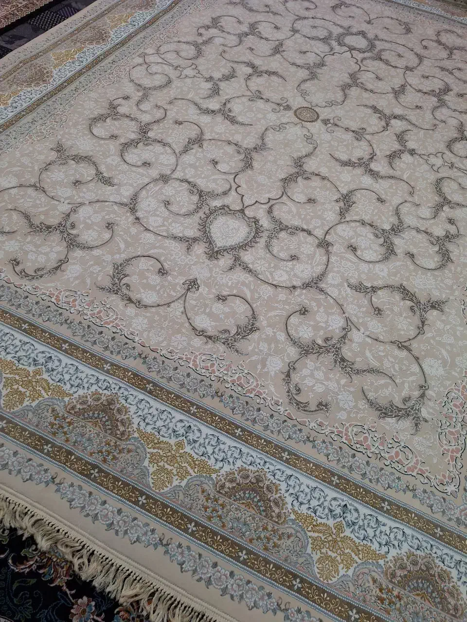 فرش ۱۲ متری ۱۲۰۰ شانه ۳۶۰۰ تراکم برجسته طلاکوب|فرش|خاوران, |دیوار