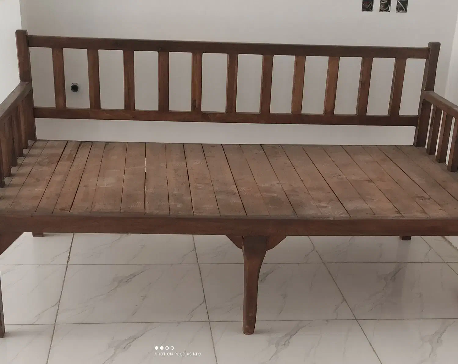 تخت کنار حیاط یاباغی نو نو|مبلمان خانگی و میز عسلی|برخوار, |دیوار