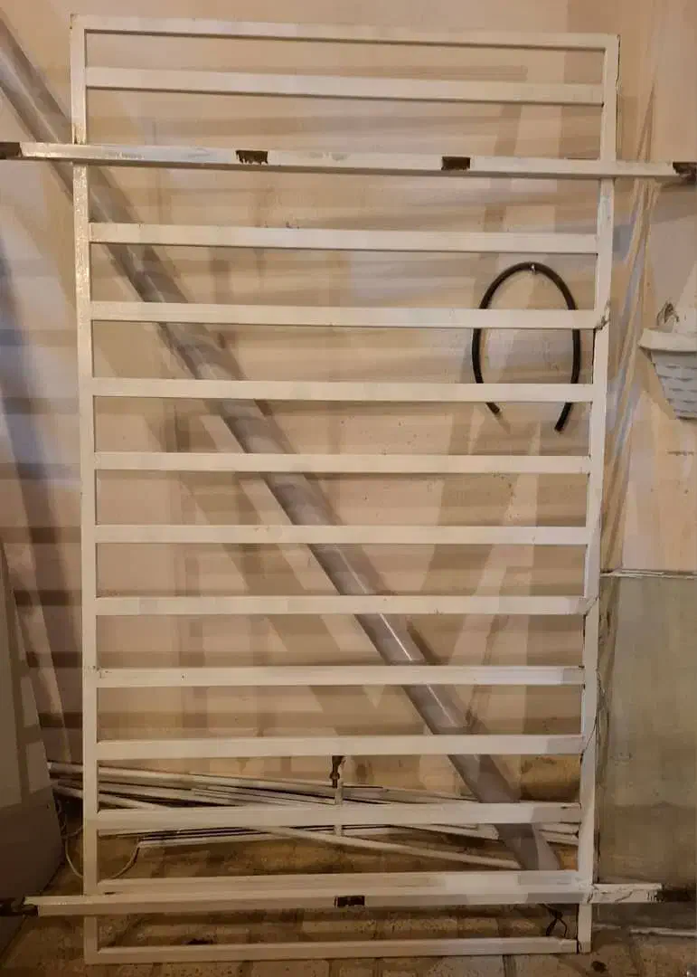 دوعدد فرش و پنجره هافمن باپشت پنجره|فرش|ایلام, |دیوار