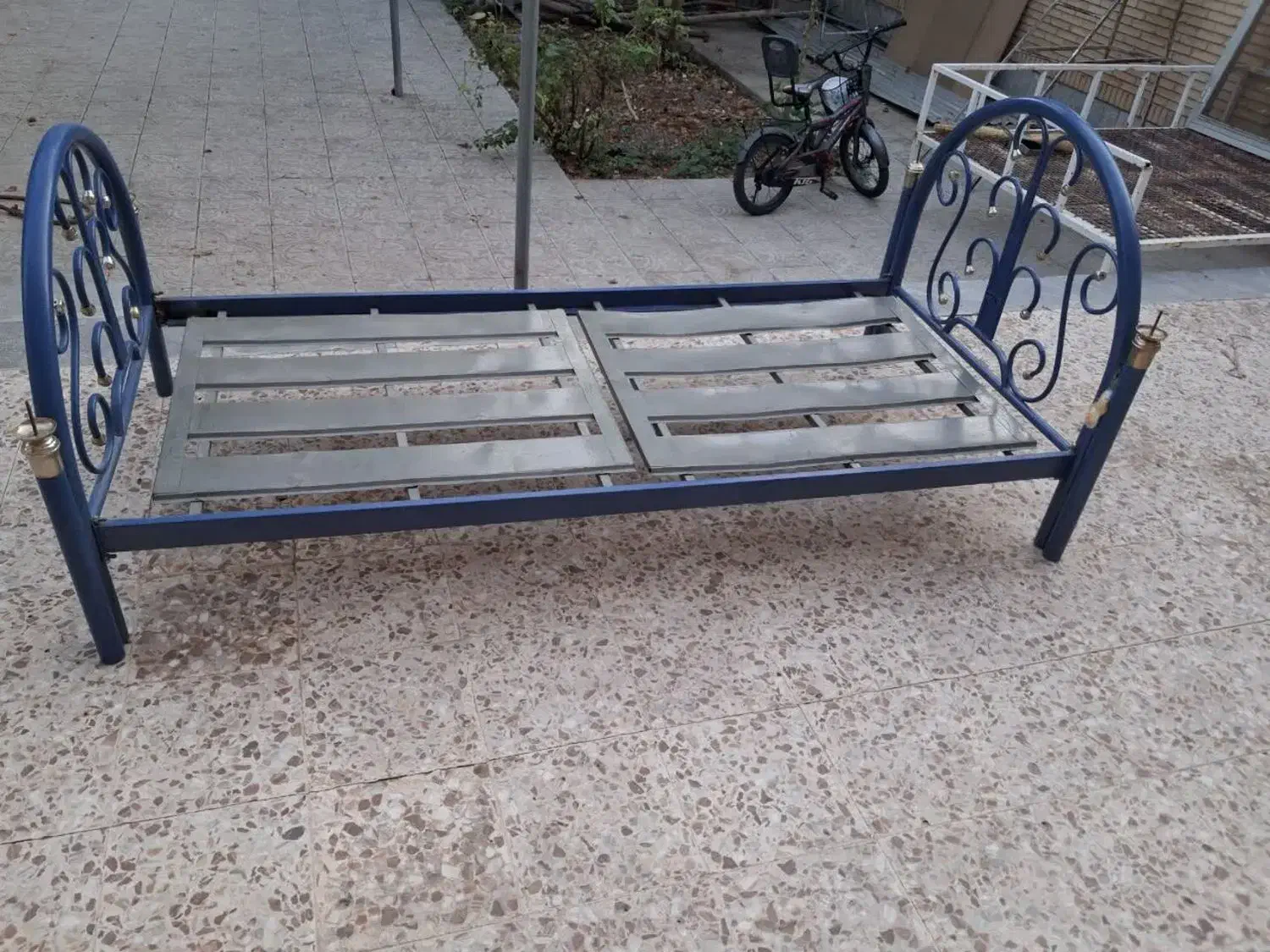 تخت آهنی سالم سالم|تخت و سرویس خواب|کرمان, |دیوار