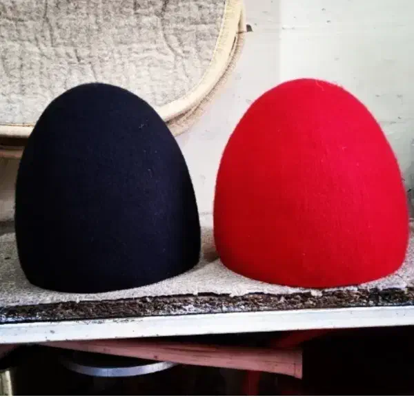 کلاه نمدی و قالیچه نمدی|گلیم، جاجیم، گبه|ساری, |دیوار