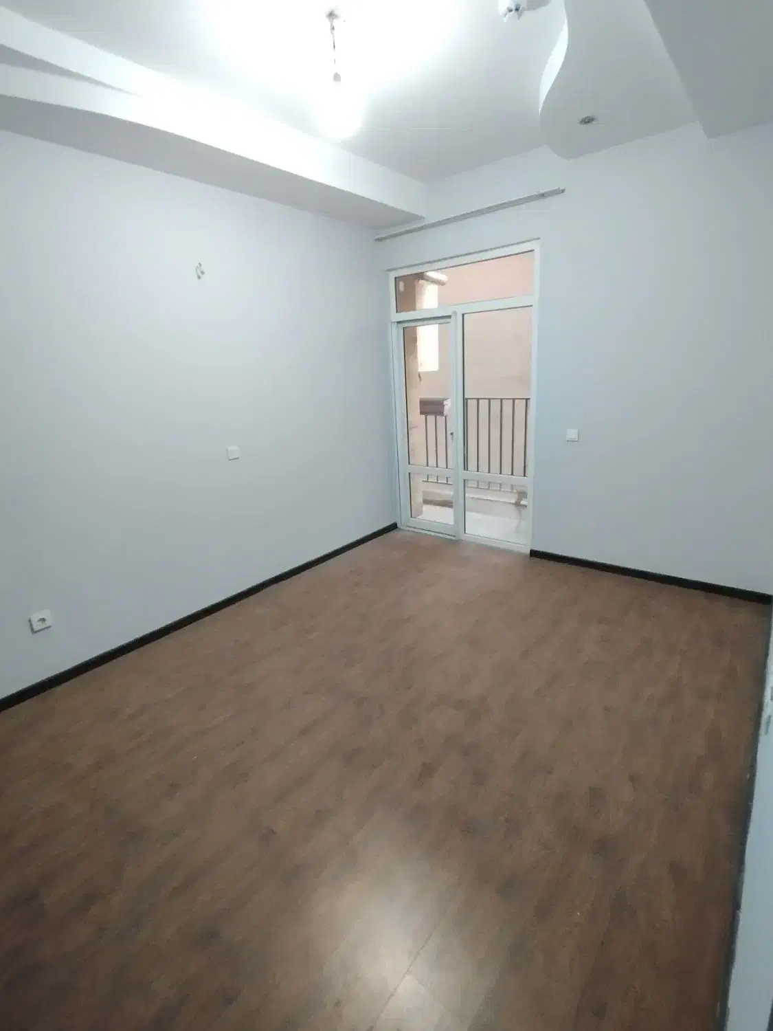 ۱۳۵متر فول چهارباغ شرقی تکواحدی ۴ ساله تخلیه