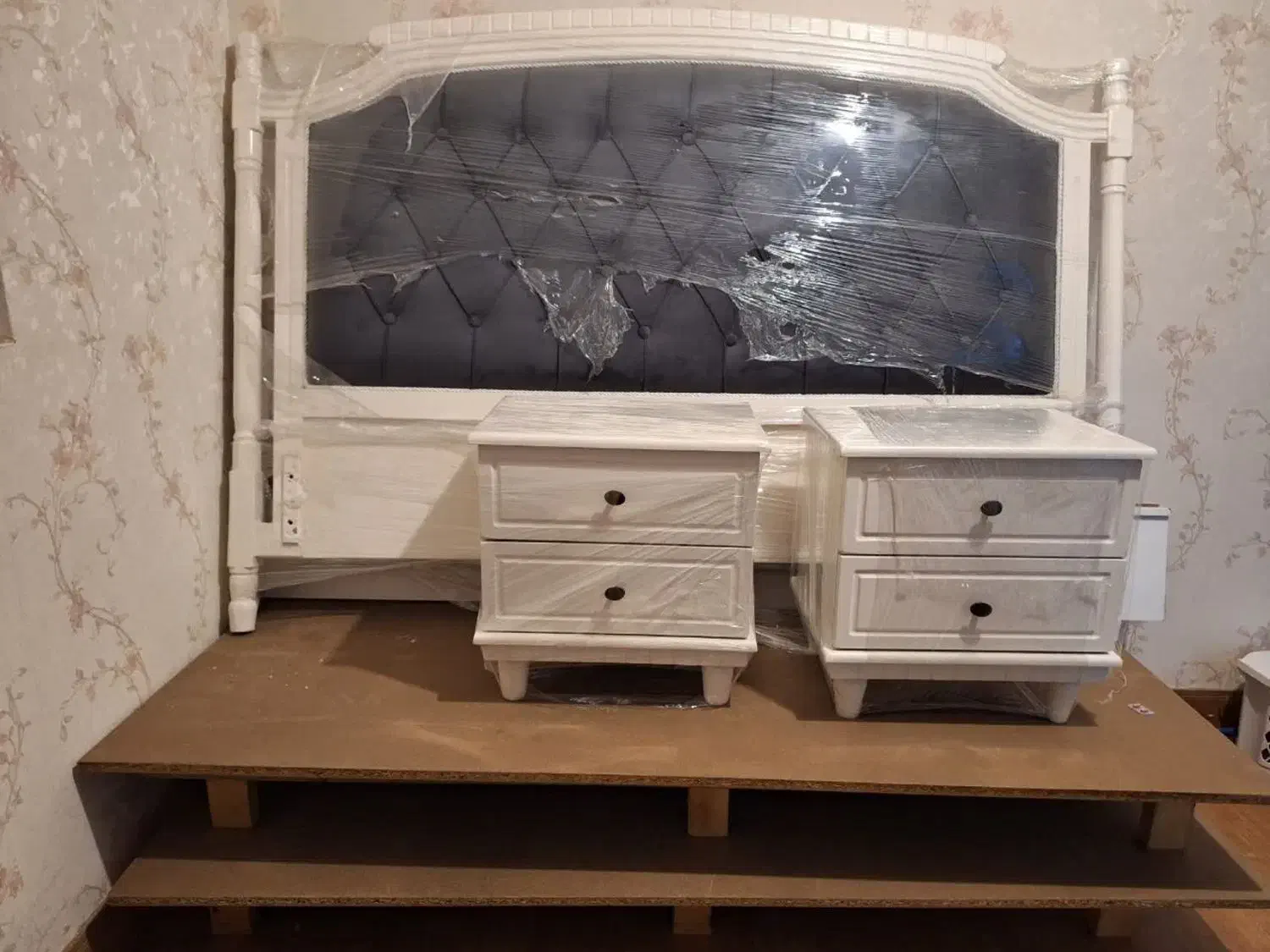 تختخواب دونفره کاملا نو و سالم|تخت و سرویس خواب|آفتاب, |دیوار