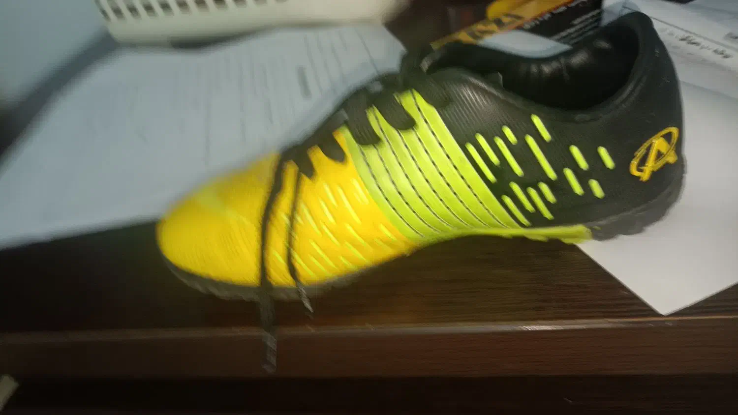 کفش ورزشی|کیف، کفش، کمربند|جم, |دیوار