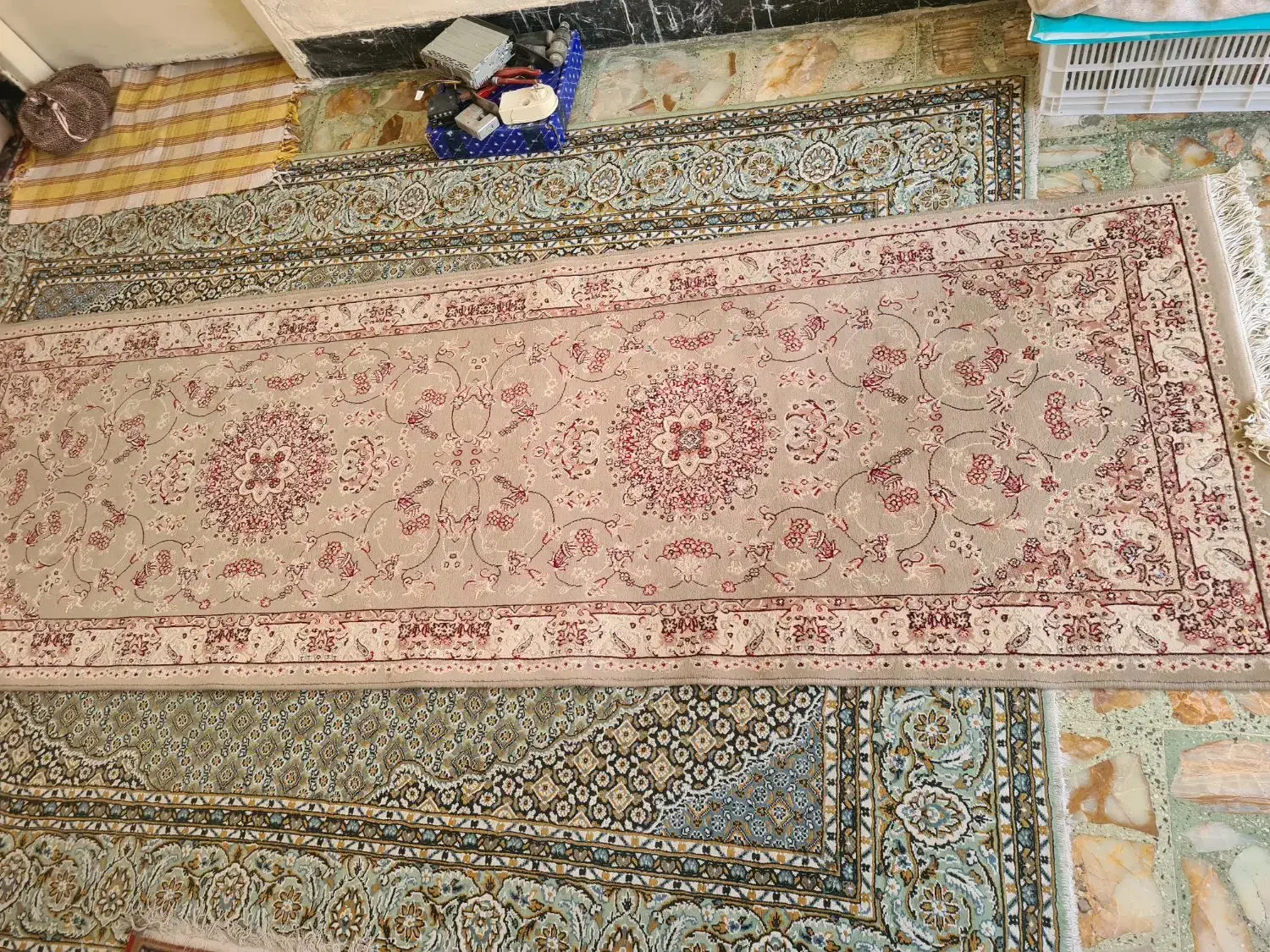 فرش کناره ماشینی در حد نو|فرش|شیراز, صاحب الزمان|دیوار