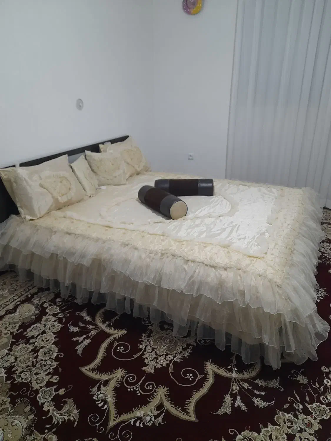 رو تختی دو تا بالش دو تا بالش عسلی|سرویس روتختی|همدان, |دیوار