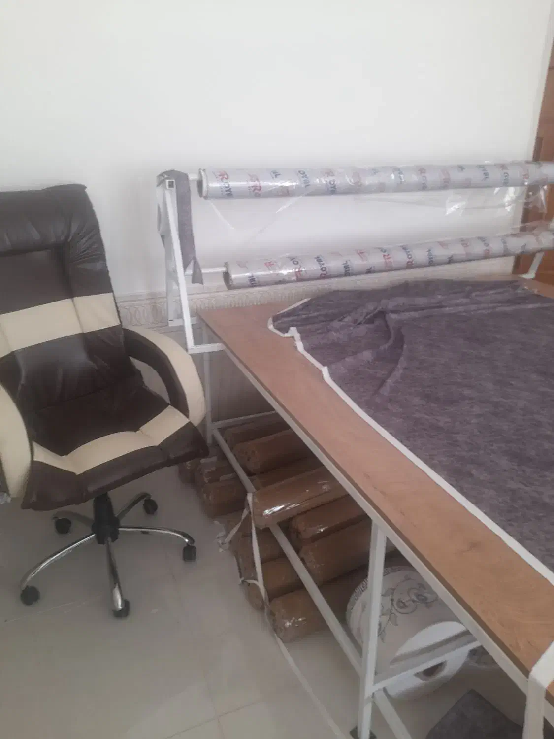 میز خیاطی با رول خارج کن پارچ کاور پلاستیک وغیره|چرخ خیاطی و ریسندگی|اژیه, |دیوار