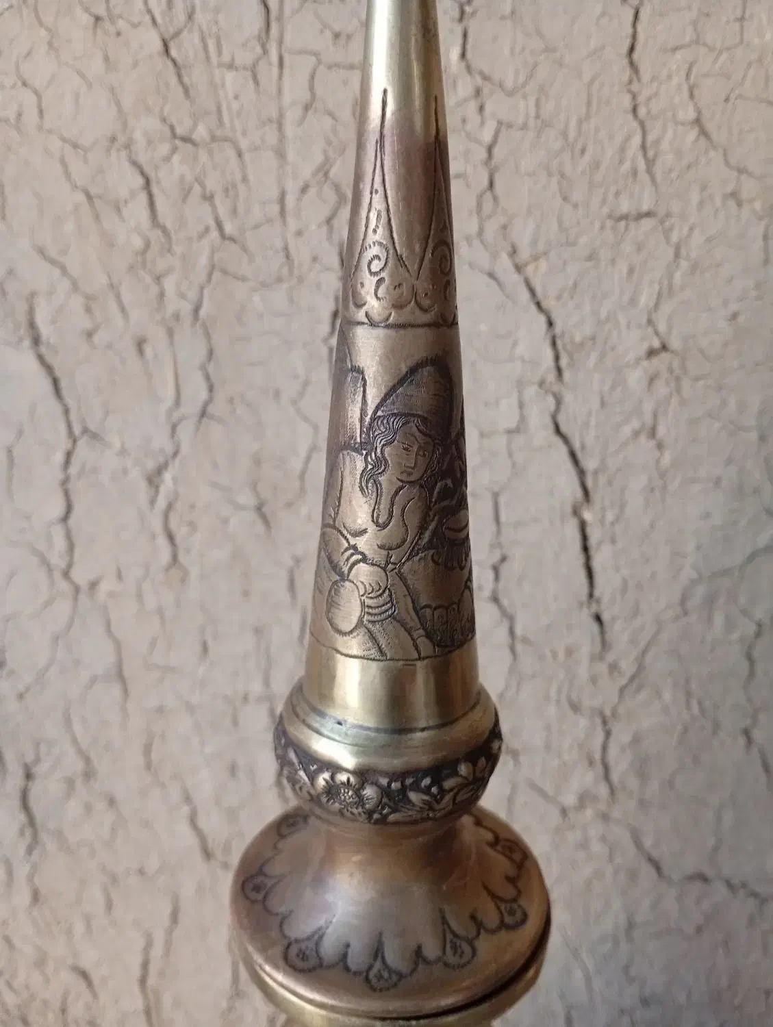 تنگ شاخدار برنجی اعلا با نقش زیبا|کلکسیون اشیاء عتیقه|دهاقان, |دیوار