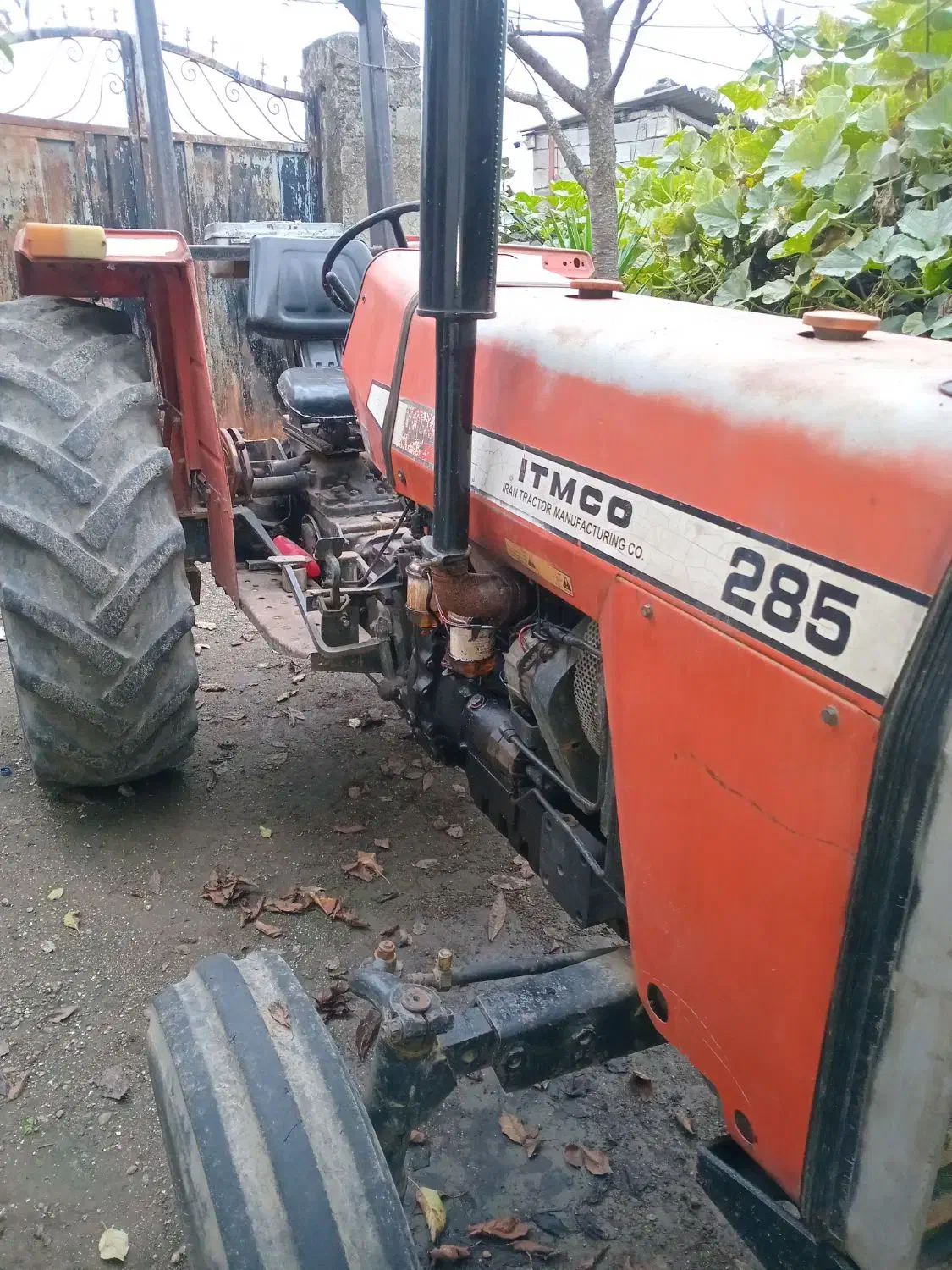 تراکتور|خودرو سنگین|چوبر, |دیوار