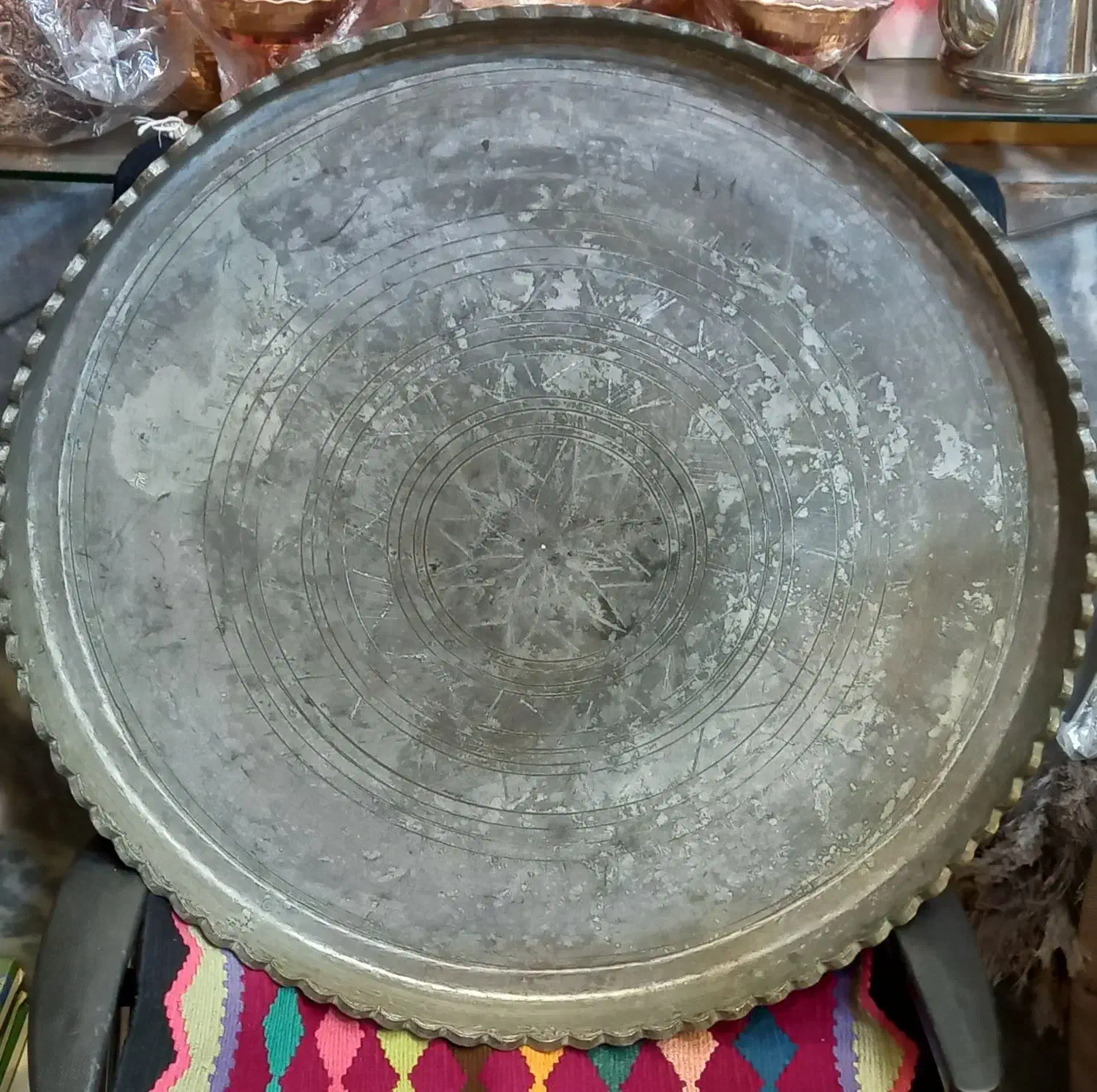 مجمعه مسی قدیمی|کلکسیون اشیاء عتیقه|قم, سرحوض|دیوار