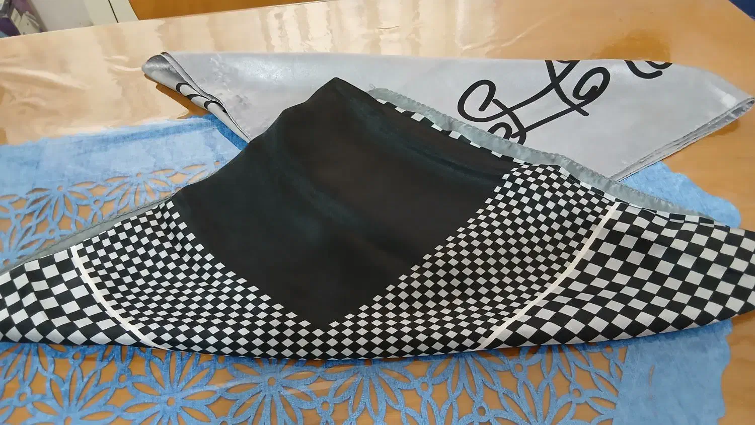 شال وروسری|لباس|رشت, رودبارتان|دیوار