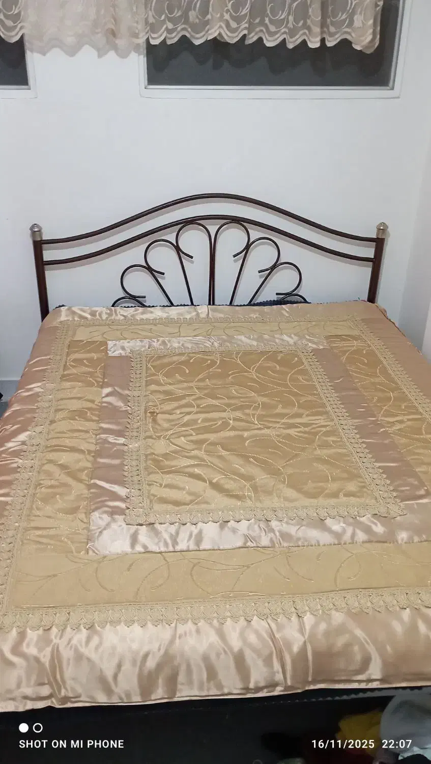 تخت دونفره سبک با تشک و دو عددکفی چوبی و آهنی|تخت و سرویس خواب|قم, زنبیل آباد|دیوار