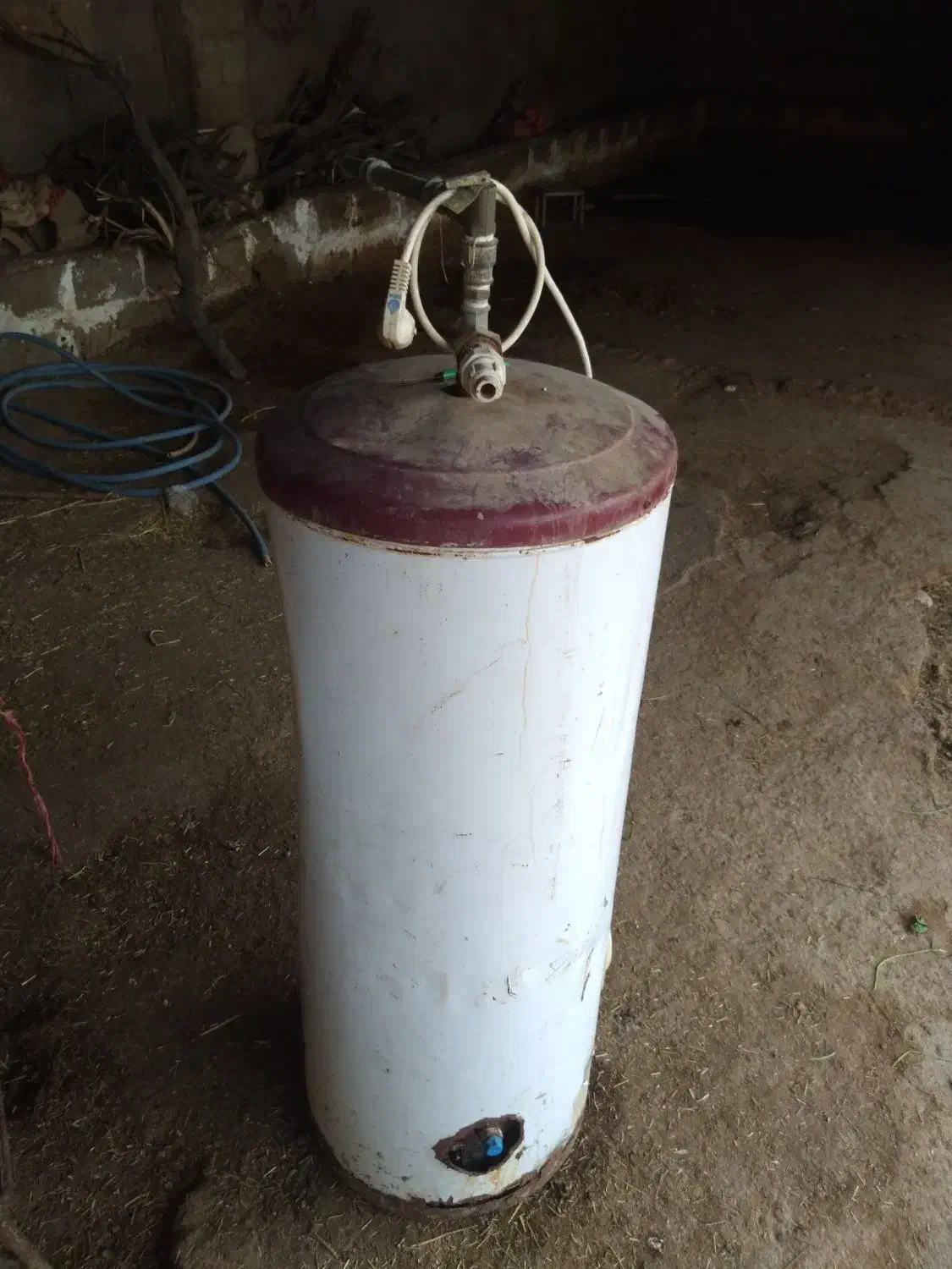 یک آب گرمکن برقی|آبگرمکن، پکیج، شوفاژ|شوشتر, |دیوار