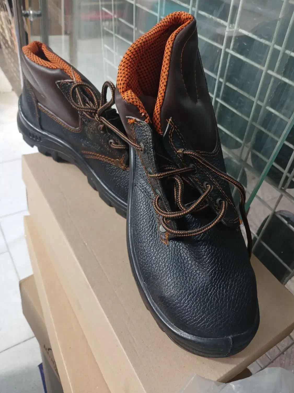 کفش ایمنی|کیف، کفش، کمربند|شیراز, شیخ علی چوپان|دیوار