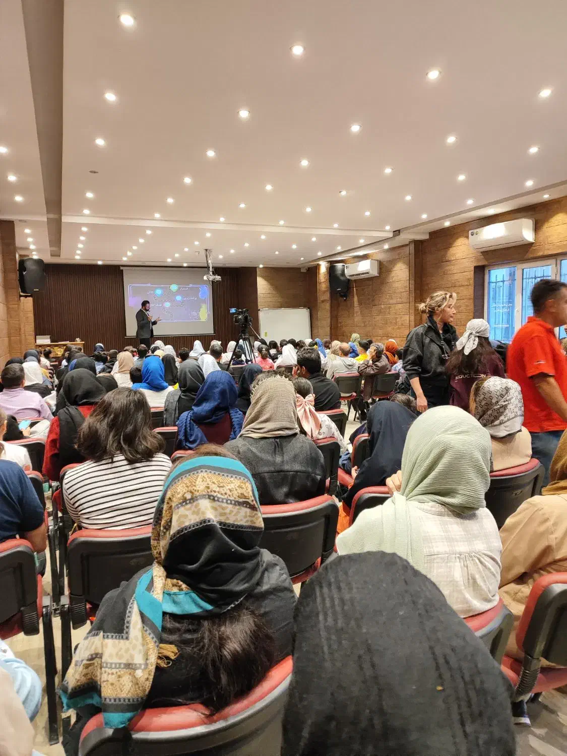 کارگاه مذاکره|گردهمایی و همایش|شیراز, سینما سعدی|دیوار