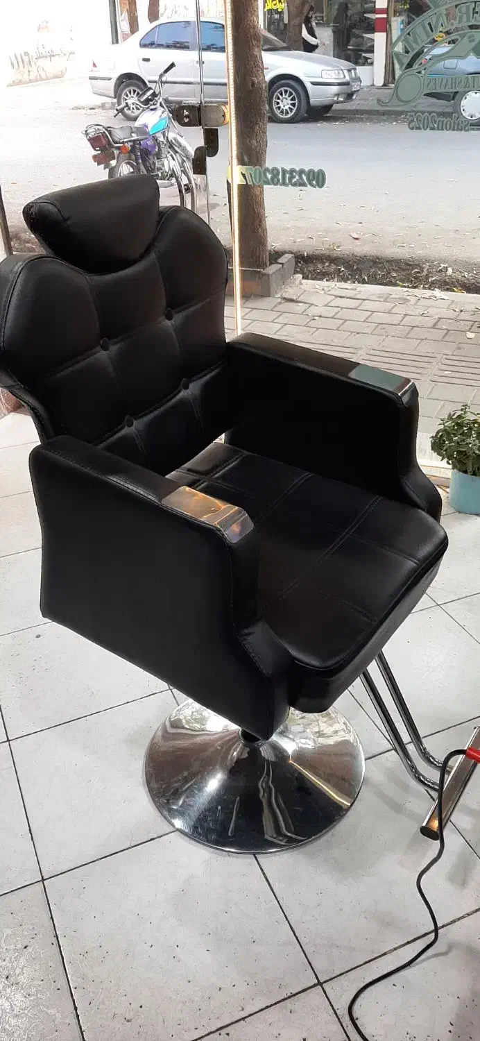 دو عدد صندلی آرایشگاه|آرایشگاه و سالن‌های زیبایی|میاندوآب, |دیوار