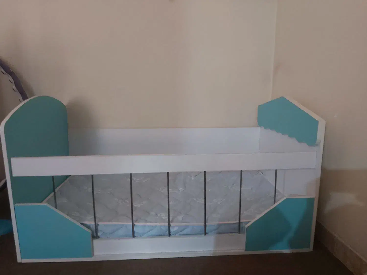 تخت و لوازم نوزاد|تخت و صندلی بچه|تویسرکان, |دیوار