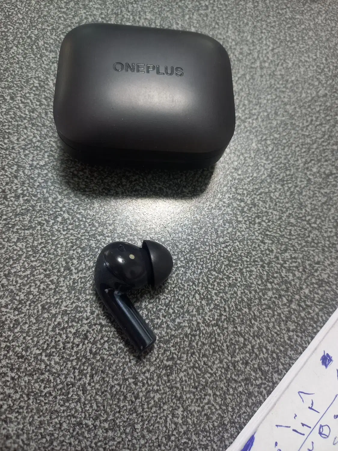 هنسفری گمشده|اشیا|تهران, فلسطین (میدان انقلاب)|دیوار