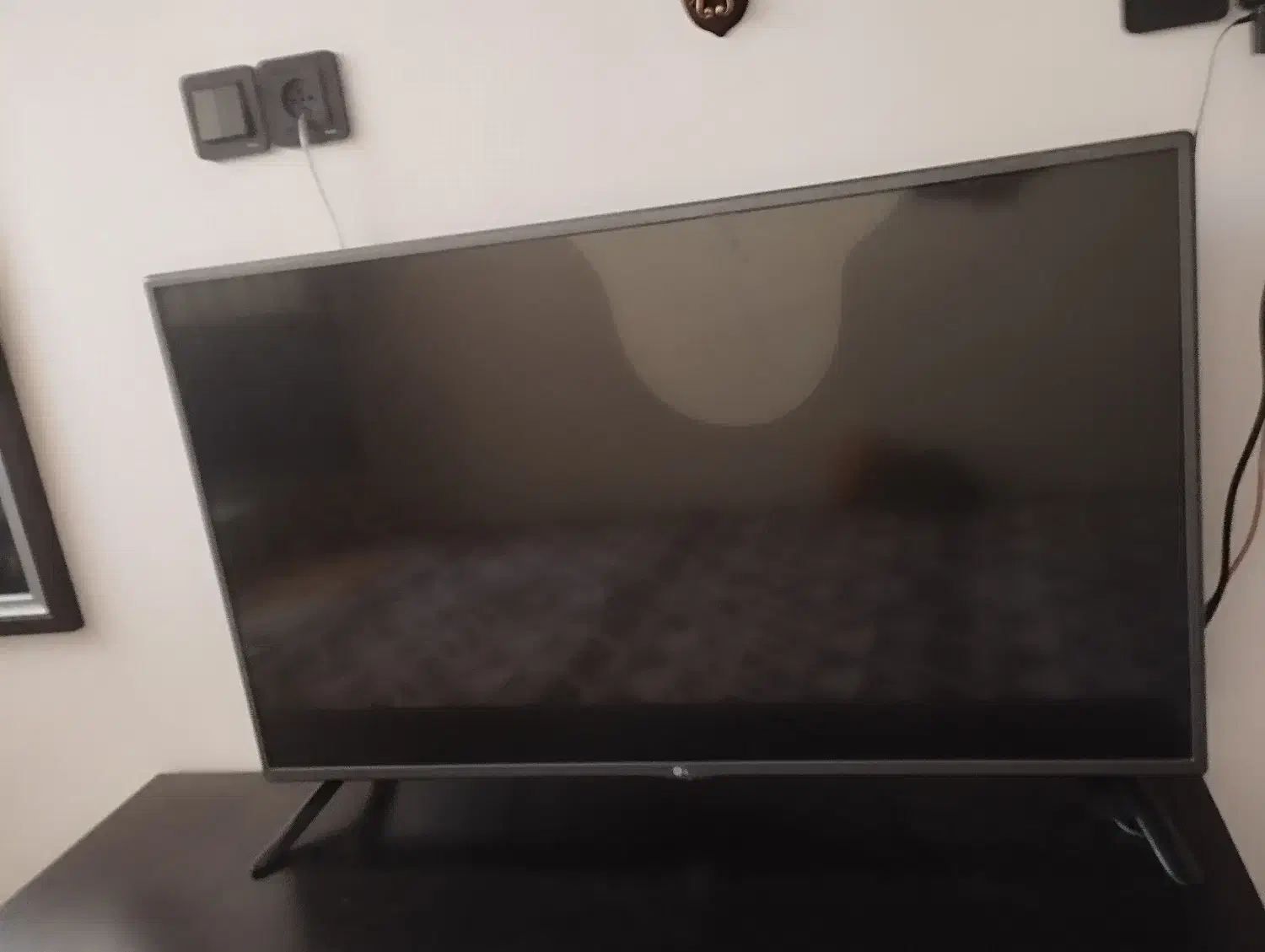 تلویزیون 42 اینچ همراه با میز تلویزیون|تلویزیون و پروژکتور|شاهرود, |دیوار