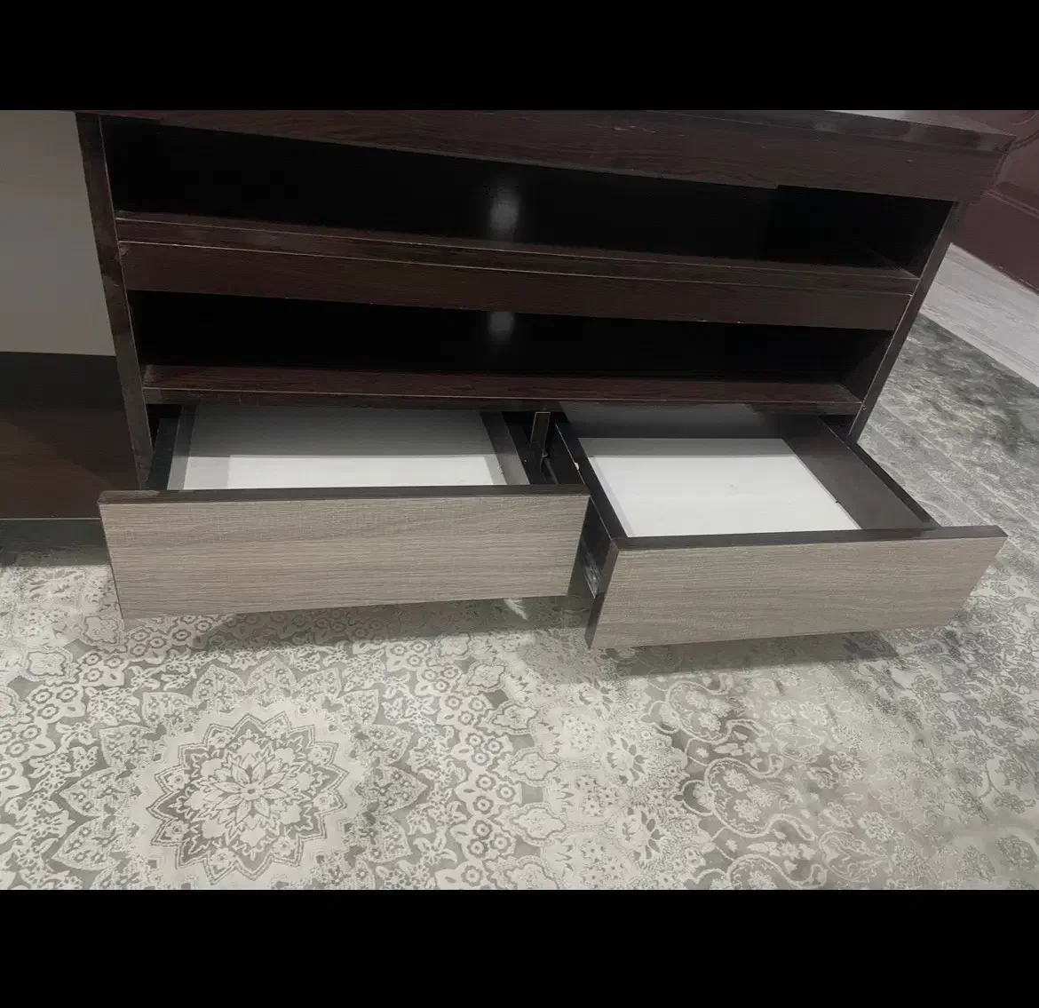 میز تلویزیون چوبی قهوهی دارای دو کشو|میز تلویزیون|رشت, منظریه|دیوار