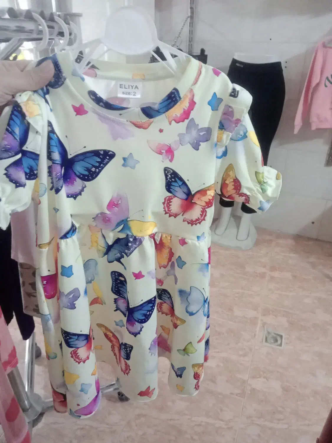 لباس|کفش و لباس بچه|میانه, |دیوار