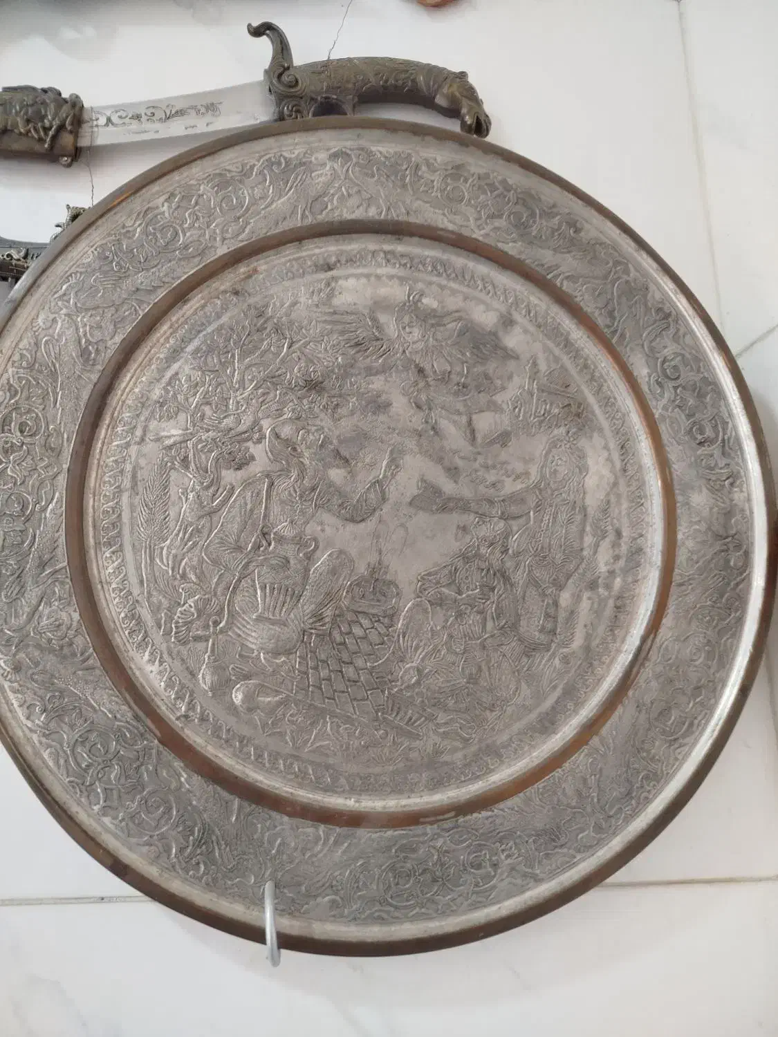 سینی مسی|کلکسیون اشیاء عتیقه|شیراز, کوشک میدان|دیوار