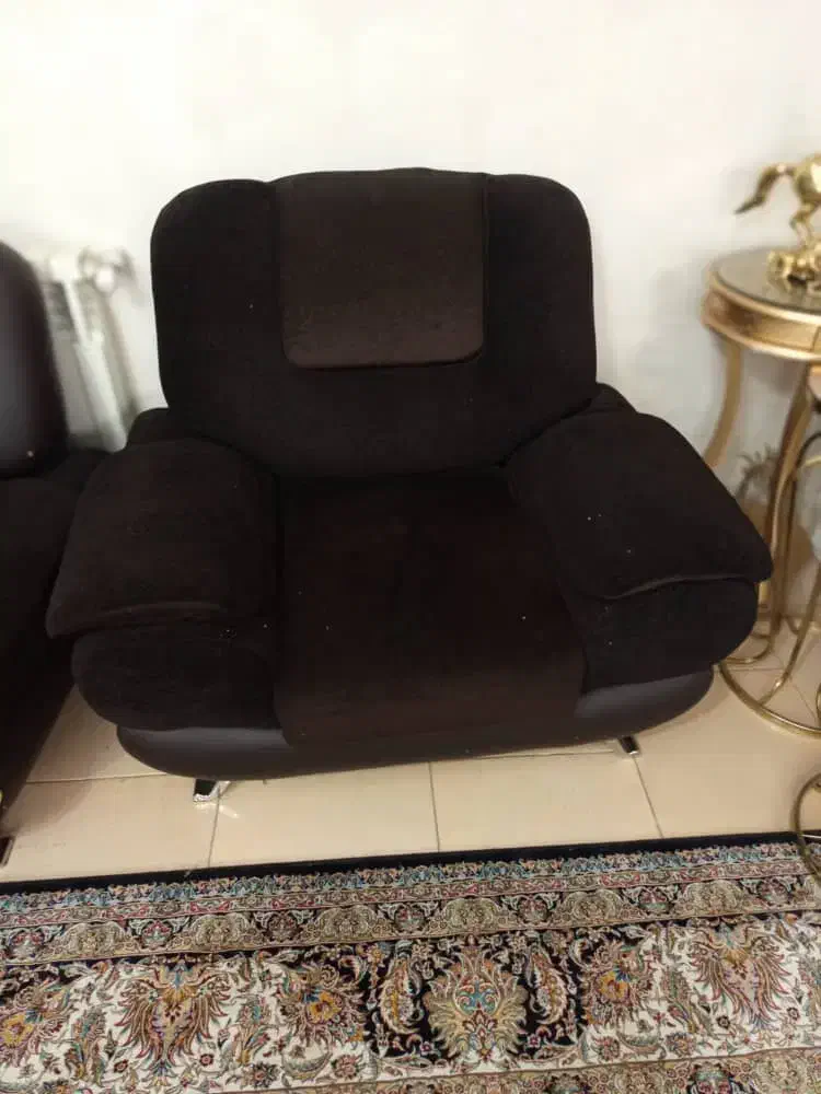 مبل ۴ نفره  سالم و تمیز بدون فرو رفتگی|مبلمان خانگی و میز عسلی|گرمدره, |دیوار