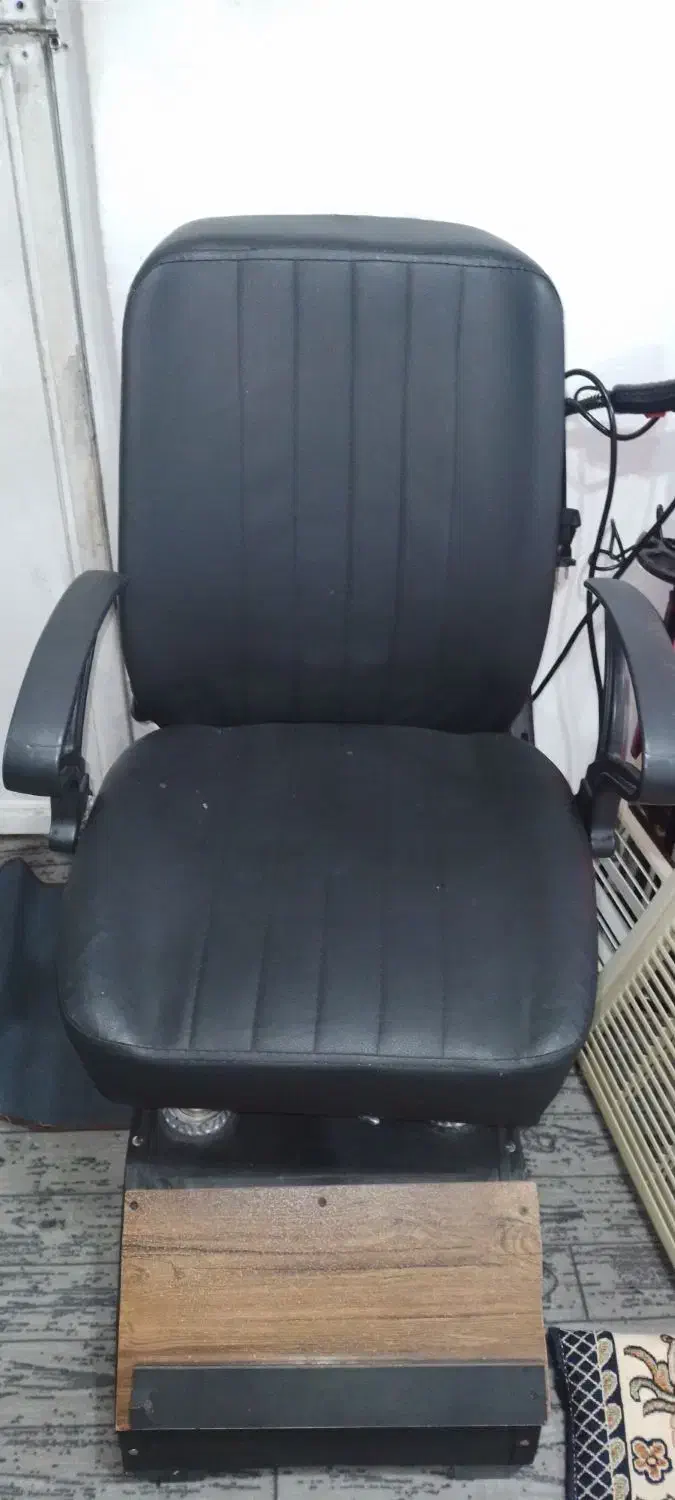 صندلی ارایشگاه مردانه|آرایشگاه و سالن‌های زیبایی|رشت, یخسازی|دیوار