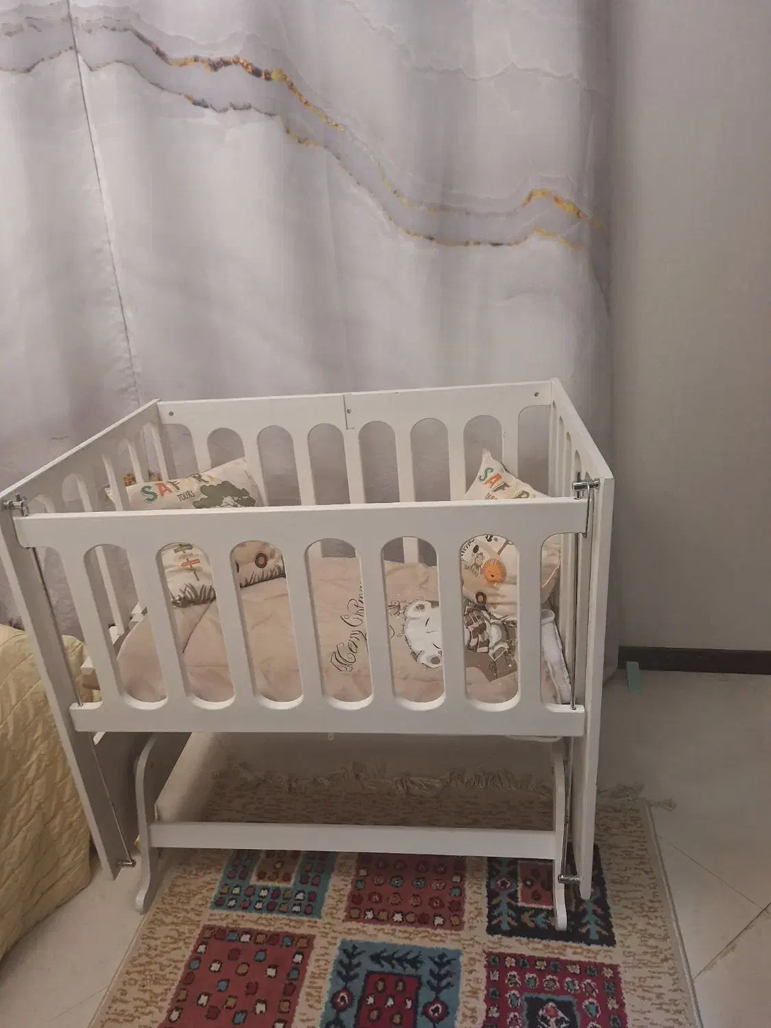 تخت کنار مادر سفید|تخت و صندلی بچه|تهران, کاشانک|دیوار