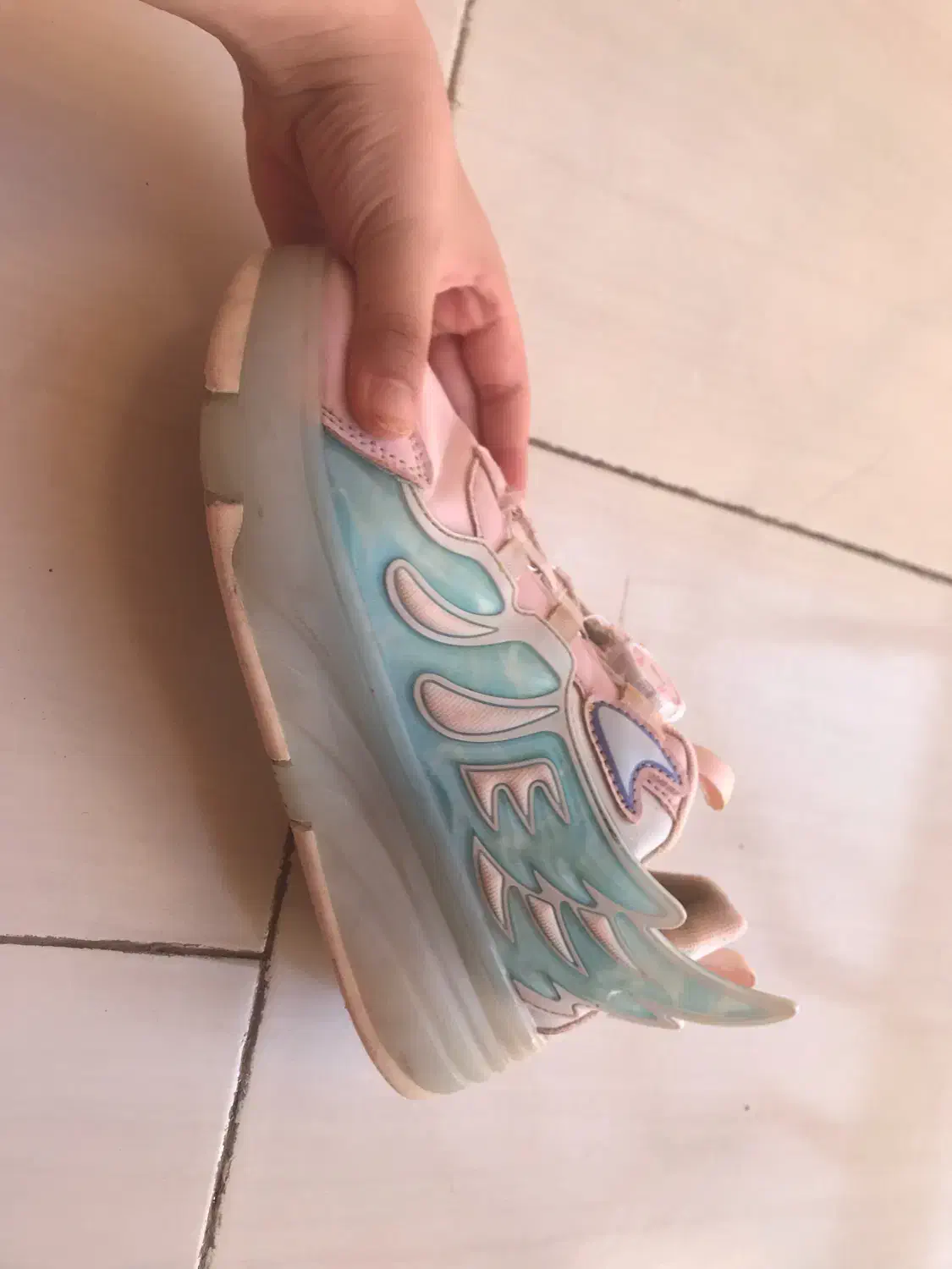 کفش اسکیتی چراغدار|دوچرخه، اسکیت، اسکوتر|پرند, فاز ۶|دیوار