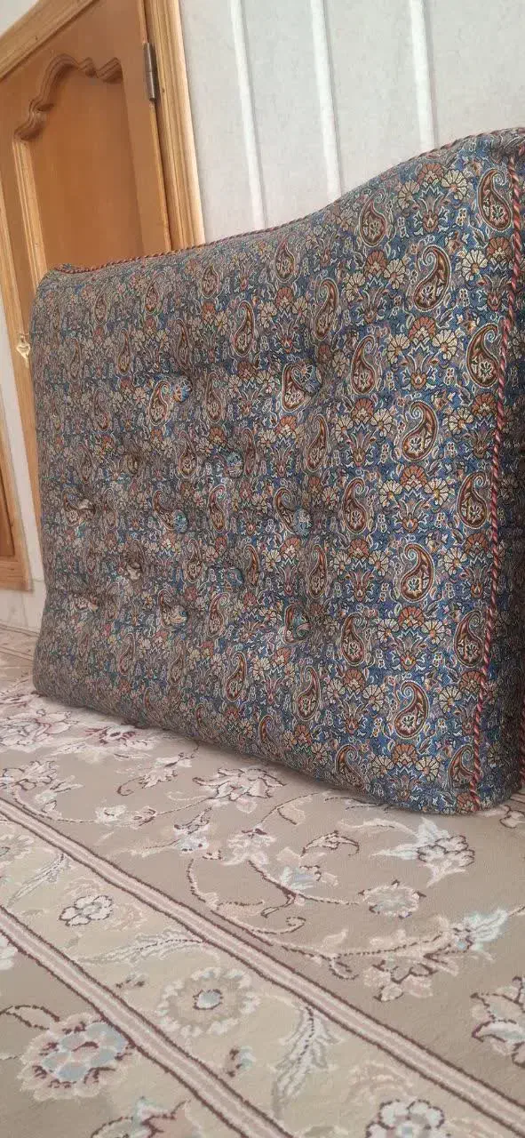 یک جفت پشتی|پشتی|نائین, |دیوار