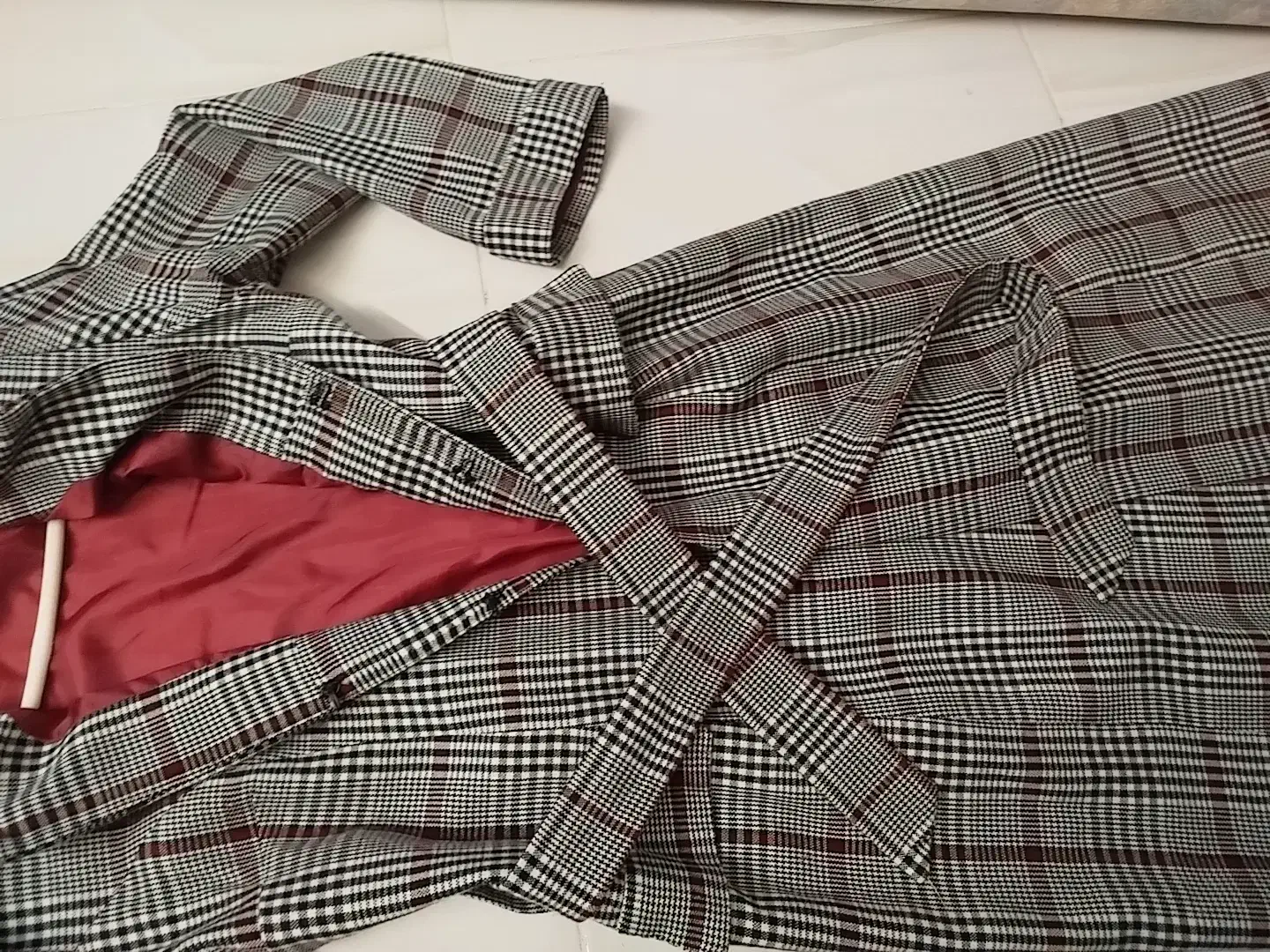 پالتو در حد نونو|لباس|اندیشه, اندیشه فاز ۳|دیوار