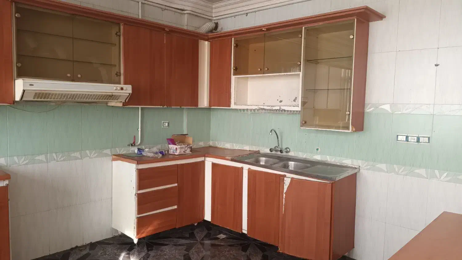 کاببنت آشپزخانه همراه هود و سینک ظرفشویی|آب‌چکان و نظم‌دهنده ظروف|زاهدان, |دیوار