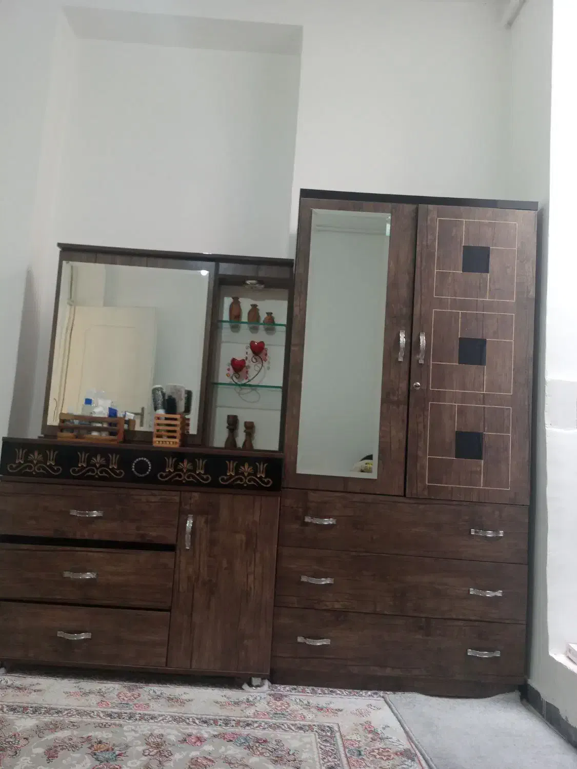 کمد رخت آویز و میز آرایش کشو دار آینه ریلی|جاکفشی، کمد، دراور|صحنه, |دیوار