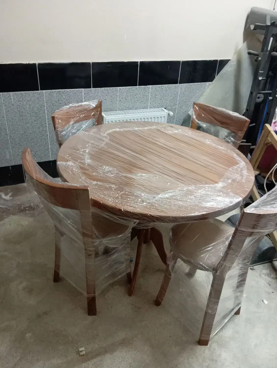 میز غذاخوری|میز و صندلی غذاخوری|قم, کلهری|دیوار