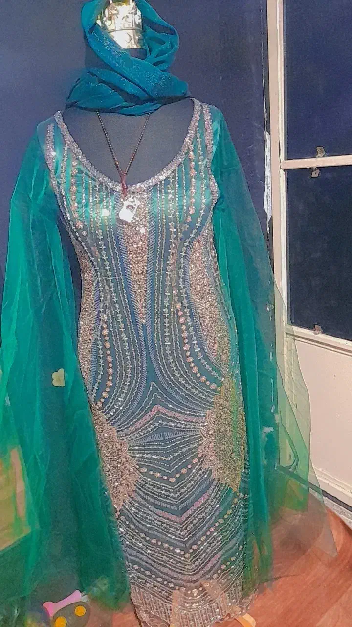 دو عدد لباس مجلسی  سایز|لباس|بم, |دیوار