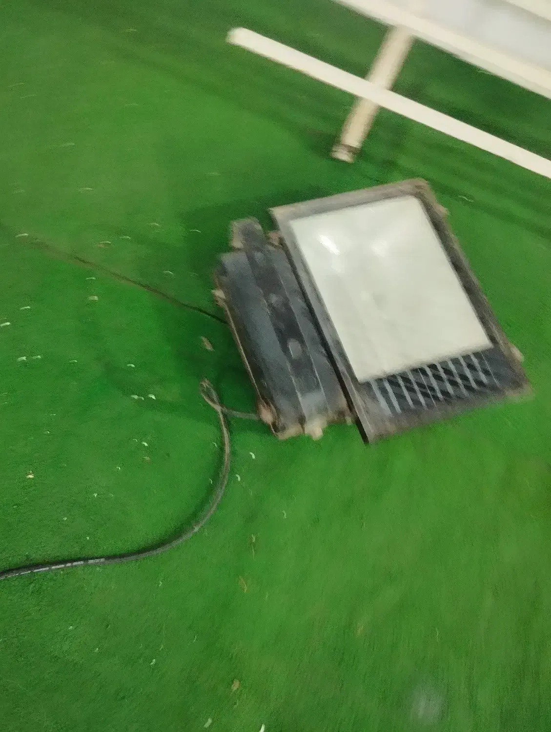 قفس و پرژکتور کاشی. بر مخزن باذ|مصالح و تجهیزات ساختمان|اهواز, سپیدار|دیوار