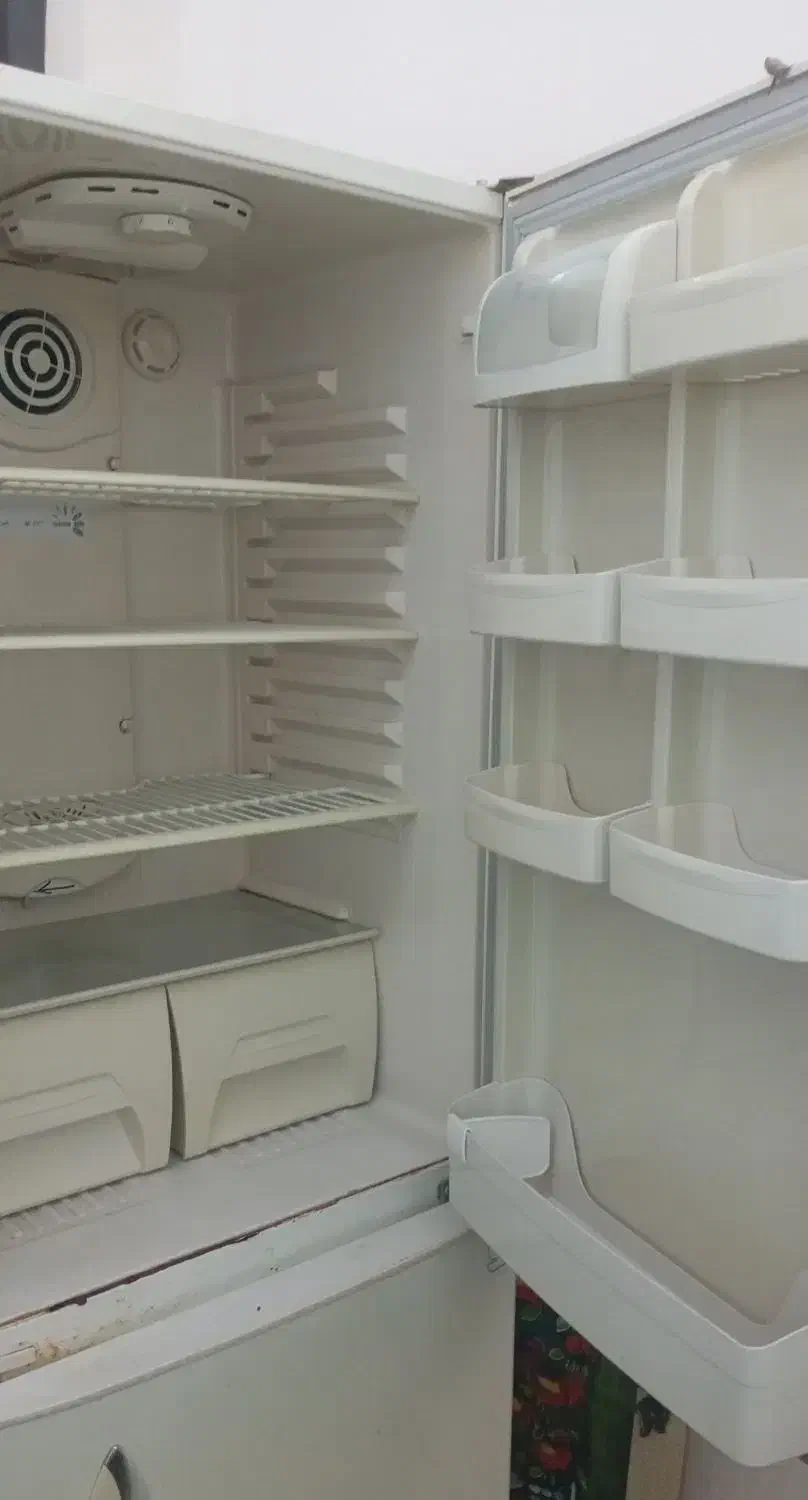 یخچال و تلویزیون قدیمی|یخچال و فریزر|آشخانه, |دیوار