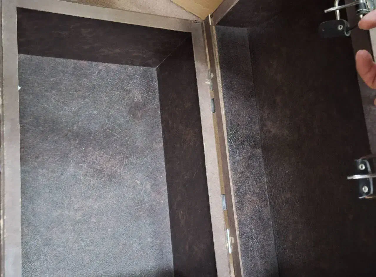 چمدان چوبی کوچک|مبلمان خانگی و میز عسلی|خور (فارس), |دیوار